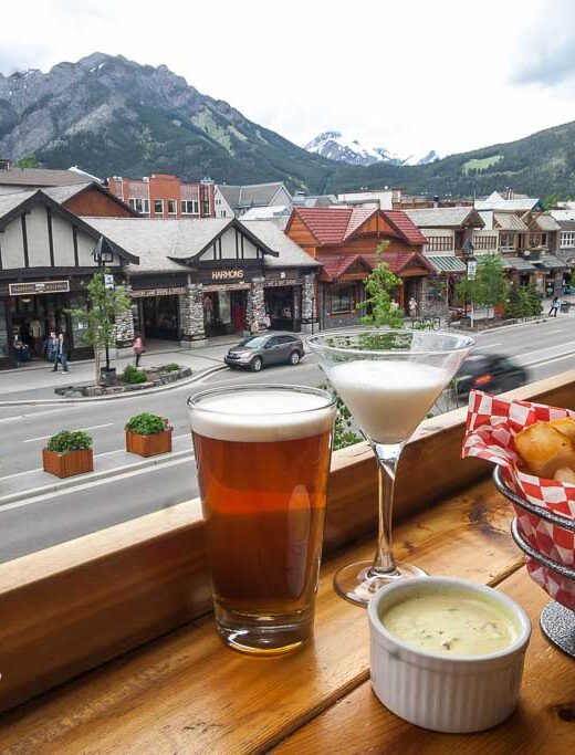 banff-pub-restaurant-balcony-view-good-food-drinks-mountains-lively-atmosphere