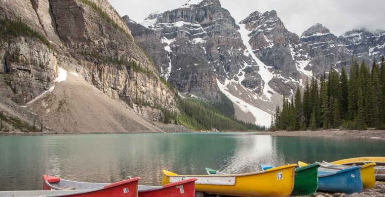 canoe-rental-moraine-lake-tourist-attraction-water-activity-glacier-blue