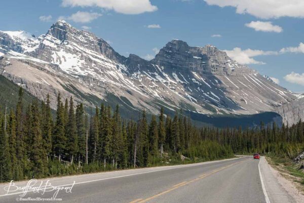 long mountain range along the icefields parkway drive