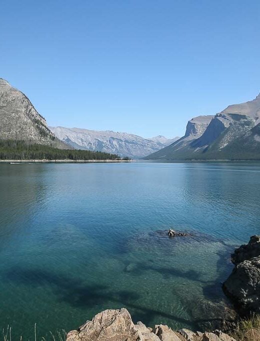 turquoise-water-lake-minnewanka-summer-months-banff-national-park